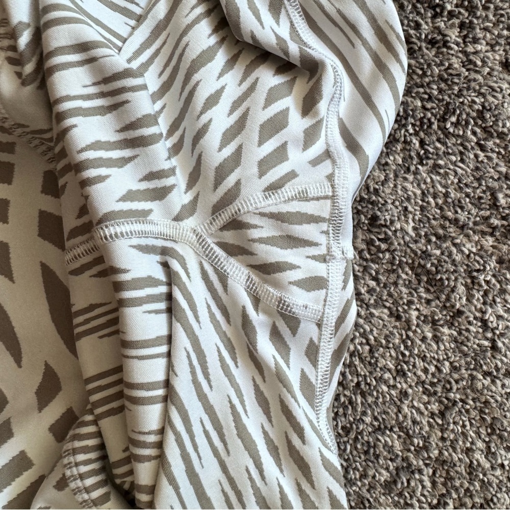 ALO Yoga Gray and White Patterned Cropped Leggings - Picture 6 of 7